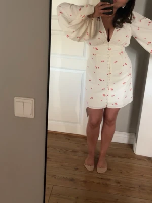 Adoore klänning - Säljer min adoore klänning, den är i storlek 38. Den är aldrig använd, jag tänkte använda den på midsommar, därför jag köpte den. Men det blev inte så. Kan tänka mig att byta mot någon annan, men helst sälja! Pris går att diskutera!