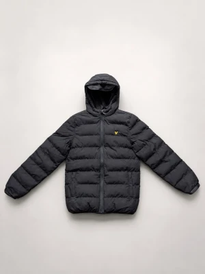 Lyle scott - Snygg svart pufferjacka från lyle scott Jackan har ett quiltat mönster och en liten gul logga på bröstet. Perfekt för kalla dagar och ger en modern look. Tillverkad i ett tåligt material som håller värmen.