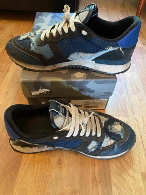 Valentino rockrunner - Valentino rockrunners storlek 43, riktigt bra passform. Sjukt snygg modell med denimslitningar. Få defekter. Hör av dig och säkra dina vinterskor ❄️ ⚜️🙌 
