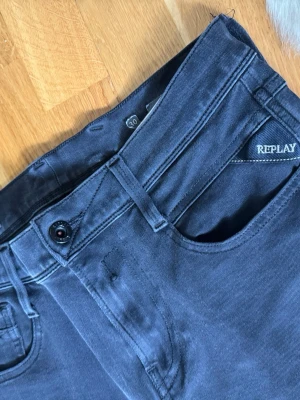 Svarta jeans från Replay - Snygga svarta jeans från Replay med klassisk femficksmodel.Materialet är mjukt och stretchigt för extra komfort. Perfekta för en avslappnad och trendig look. Hojta gärna om ni är intresserade 