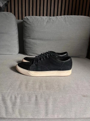 Lanvin captoe - Säljer dessa lanvin Captoe i mörkblå färg. Bra skick enligt foton. Storlek uk 7 motsvarar ungefär 41,5-42,5. Skriv vid minsta fundering!