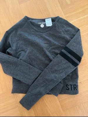Stronger tränings tröja - Säljer då den tyvärr är för liten för mig. Kolla gärna in min profil för billiga kläder och även bundle-rabatter!💗💗