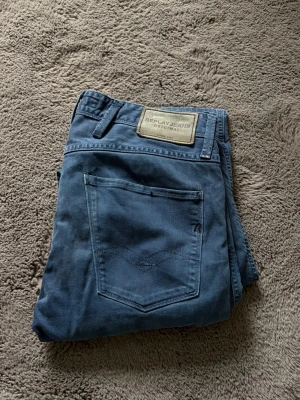 Replay Anbass - Replay Jeans i Modellen Anbass rktigt bra skick. Storlek 