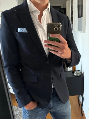 Mörkblå kavaj Riley - Snygg mörkblå kavaj från Riley! Storlek:46 - mycket bra skick! 