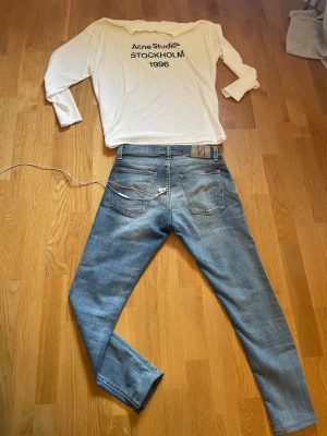 Nudie Jeans - Shyssta Nudie jeans med sliten tvätt, slim fitt, knappt andvända!