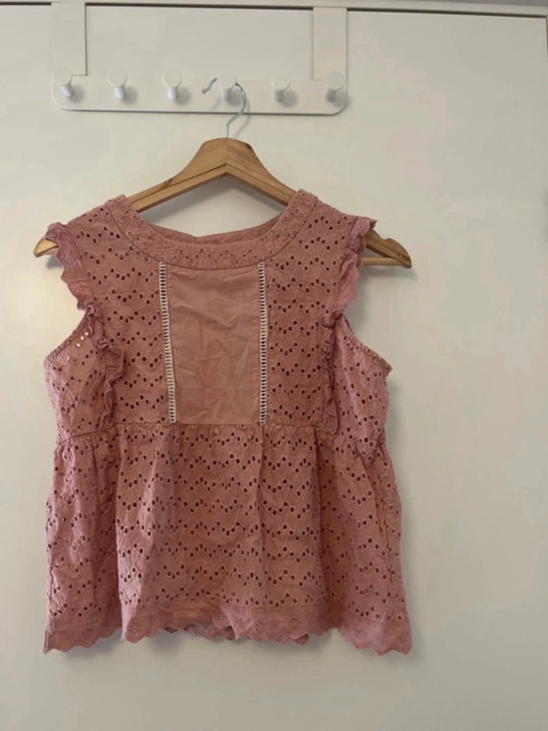 Rosa broderad blus med volang - 2
