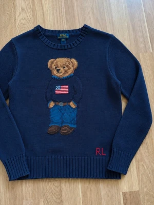 Stickad Polo bear Ralph Lauren tröja - Tjena, jag säljer en riktigt snygg Ralph Lauren tröja. Den är i mycket bra skick och har inga fläckar eller skador☺️ Den är självklart äkta✅ Skicka om du har några frågor😁
