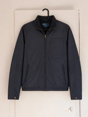 Ralph Lauren jacka - Säljer en stilren och lätt jacka från Polo Ralph Lauren i mörkblå färg. Perfekt som vår- och höstjacka eller för svalare sommarkvällar. Jackan har en minimalistisk design med dragkedja framtill, två sidofickor och en bröstficka. • Märke: Polo Ralph Lauren • Färg: Mörkblå • Storlek: M (12/14) • Skick: Mycket fint skick, sparsamt använd men har en fläck! • Material: Lätt och bekvämt yttertyg • Passar perfekt till både vardag och mer uppklädda outfits😁