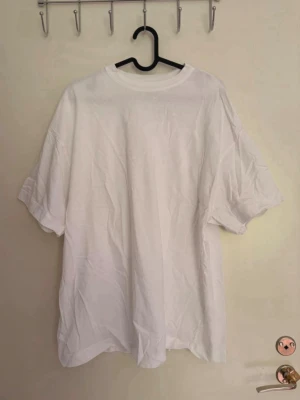 Oversized vit t-shirt - En enkel oversized vit t-shirt med en avslappnad passform. Perfekt för en clean och stilren look, passar till allt! Knappt använt.