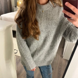 Grå stickad tröja från Zara - Supermysig grå stickad tröja från Zara i mycket bra skick!💗 den är i storlek S 