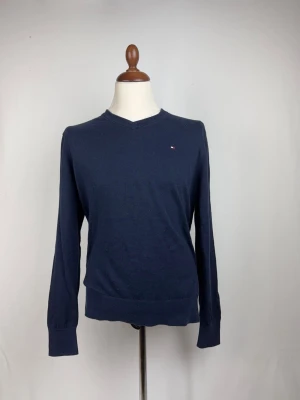 Tommy Hilfiger Tröja Mörkblå - 🌸 INFO OM PLAGGET 🌸  ☑️ Märke: Tommy Hilfiger ☑️ Storlek: M-L ☑️ Färg: Mörkblå ☑️ Skick: ⭐⭐⭐⭐⭐  ✨ Detaljer: ☐ Inga hål ☐ Inga fläckar ☐ Nytvättad ☐ Rökfritt hem ☐ Djurfritt hem  📏 Passform: ☑️ Normal   📦 Skickas snabbt. 💬 Skriv gärna om du vill ha fler bilder eller mått. 🤍 Paketrabatt vid köp av flera annonser. 🌟 Titta gärna på mina andra annonser!