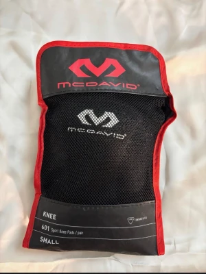McDavid svarta knäskydd Small - Säljer ett par svarta knäskydd från McDavid, modell 601. 