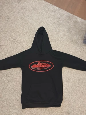 Corteiz hoodie svart/röd - Corteiz hoodie i svart med rött tryck. Storlek S sitter slim fit. Sitter bra om man gillar lite mer kroppsnära kläder. Pris kan diskuteras vid snabba affärer.