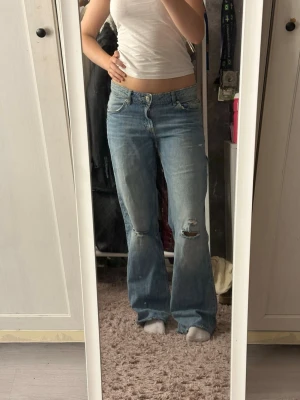 Zara jeans - Knappt använda Zara jeans så jätte fint skick. Har endast klippt av lite längd, jag är 167 som referens😊 Perfekt för dig som vill ha dom lite baggie men inte aldeless för långa