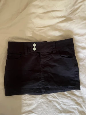 Svart mini kjol  - Svart kort Lågmidjad jeanskjol från hm. På bild 2 och 3 ser man hur den sitter på men på mina likadana i blå. 