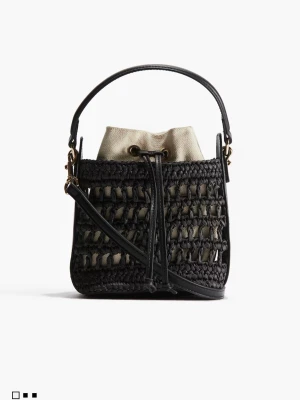 Svart bucket bag med flätad design - Trendig svart handväska i bucket-modell med flätad struktur och beige innerpåse i tyg. Väskan har både handtag och justerbar axelrem samt snygga guldfärgade detaljer. Perfekt för dig som gillar en unik och modern look.