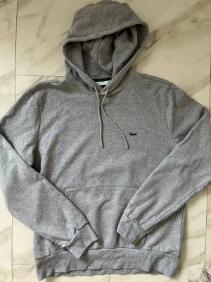 2st lacosté Hoddies - 2st hoddies en grå och en svart 