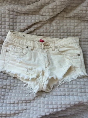 Jeansshorts divided - Vit/ljusbeiga shorts från divided i storlek xs. De är ganska korta så ha det i bakhuvudet. 