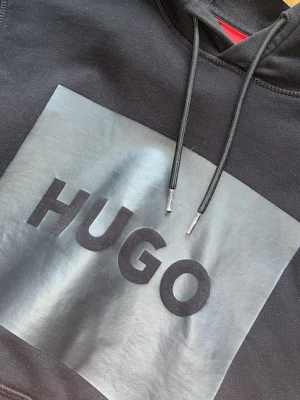 Svart hoodie från HUGO BOSS - Storlek S - Hugo boss hoodie Storlek S med print