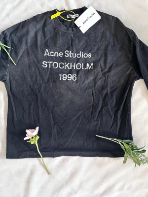 Acne Studios Tröja - Jag köpte nyligen den här långärmade tröjan från Acne Studios online, men tyvärr var den för stor för mig.  Jag skulle säga att den passar en Small perfekt, och en Medium fungerar också bra om du vill ha en lite mer avslappnad passform. ✨  Hör gärna av dig om du har några frågor eller vill ha fler bilder! 😊