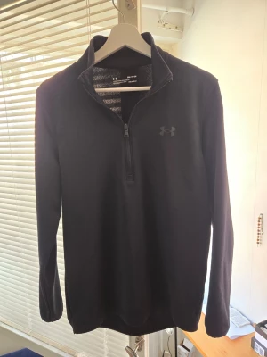 Svart halv zip från Under Armour - Halvzip från Under armour i fint skick 