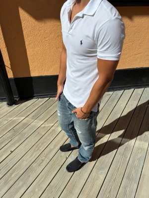 Vit pikétröja från  Ralph Lauren - Stilren piké från Ralph Lauren i toppskick ✅ Storlek S | Längd: 67 cm, Axelbredd: 43 cm | skriv vid frågor eller funderingar och följ för mer!