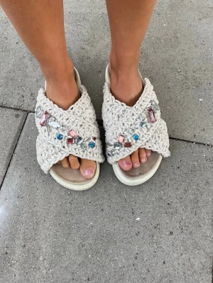 Vita stickade sandaler med stenar från inuiiki  - Säljer inuiiki tofflor. De är i storlek 40 men skulle säga att de även passar för någon som har storlek 39. Jag har alltid storlek 39.