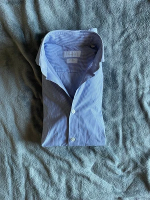 Massimo Dutti skjorta  - Snygg klassiskt randig skjorta från Massimo dutti. Vill gärna bli av med så skicka prisförslag 