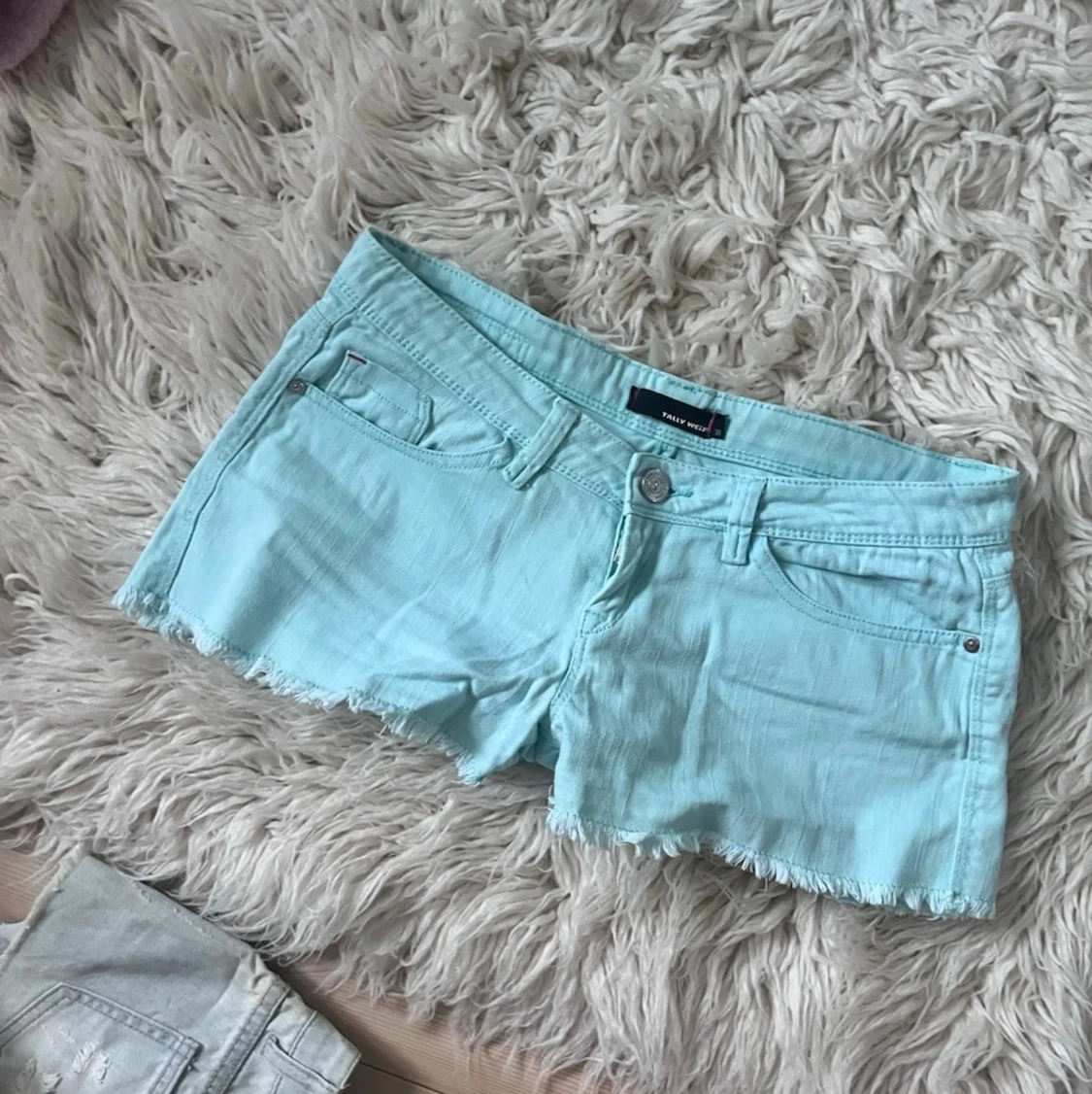 U30 Superlågmidjade turkosa jeansshorts - 4