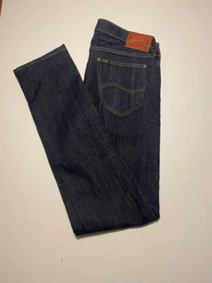 Lee - Mörka Lee jeans, Daren Button Fly. W33, L36 oanvänd.