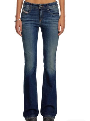 Diesel jeans  - Säljer ett par snygga Diesel-jeans i bootcut/rak modell. 🤍   Storlek: W27/L30 (27/30)    Jeansen är i fint skick och har en klassisk Diesel-passform som sitter snyggt och bekvämt. Nypris var 2 095 kr. Säljes för att de inte kommer till användning längre.   Hör gärna av dig vid intresse!