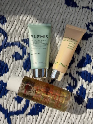 Luxury Skincare Mini Bundle – Elemis, Clarins & Kat Burki (helt nya) - Helt nya mini-produkter från Elemis, Clarins och Kat Burki. Perfekta för att testa lyxig hudvård eller ta med på resan. Säljs då de inte kommer till användning.  Innehåller: • Elemis Pro-Collagen Energising Marine Cleanser (30 ml) • Kat Burki KB5 Calming Gel Cleanser • Clarins Cleansing Oil (50 ml)