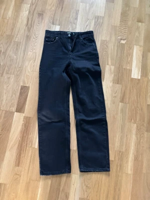 Svarta raka jeans  - Säljer ett par gamla jeans som är för korta och som inte kommer till användning. Medel/hög midja och skulle säga att dom passar de som är ca 165 cm