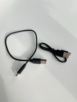 Två korta USB-C -> USB-A kablar - Två korta kablar med USB-C till USB-A. Ena från JBL och den andra från Happy Plugs. Nyskick!