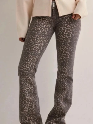 Nelly jeans - Leopard jeans från nelly, skriv privat för fler bilder eller frågor