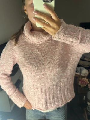 Rosa stickad tröja  - Fin stickad tröja med högre krage. Superskönt material🩷
