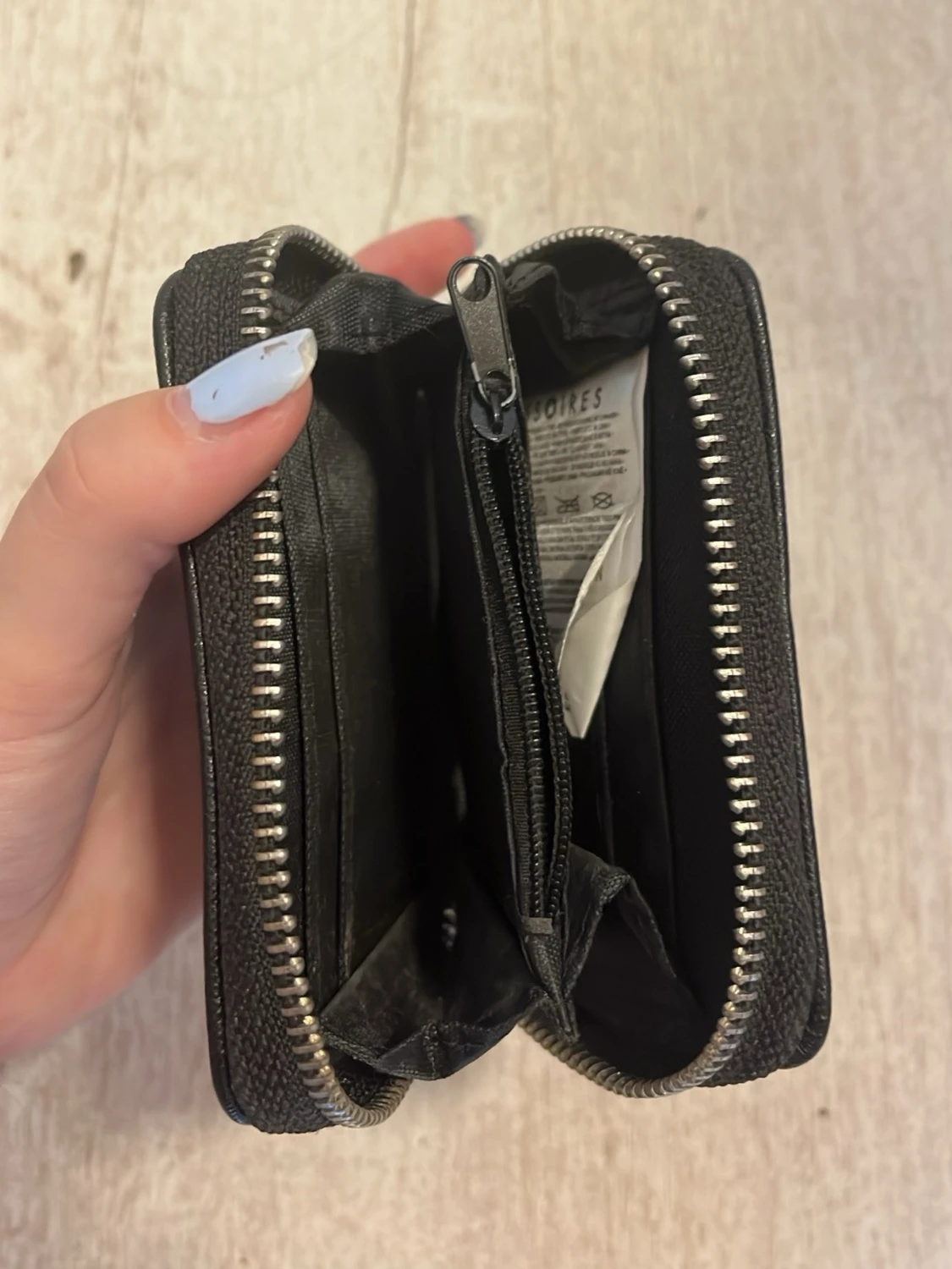 Svart plånbok med hjärtdetalj - 1