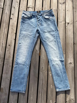 Ljusblå jeans från Neuw - Snygga ljusblå jeans från Neuw med klassisk femficksmodell. Jeansen har en tvättad look med subtila slitningar och är tillverkade i ett mjukt denimtyg. Perfekta för en avslappnad och trendig stil. 👖👖