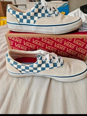 Vans Classic White/B - Säljer brorsans Era pro Vans då dom är för små. Använda ett fåtal gånger så något smutsiga men ej trasiga eller märken på den. Medföljer även ett par till snören(blå). I orginal förpackning