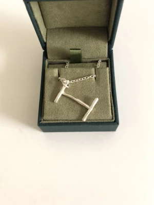 Maria Nilsdotter halsband💕 - Säljer detta super fina halsband från Maria Nilsdotter i silver💕 Har två därav säljer jag den o även i den ”nyaste” boxen asså svarta så inte gröna som på bilden💕