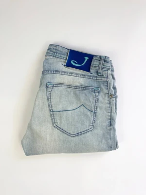 Jacob Cohën jeans 622 - Ljusblå jacob Cohën jeans Märke: Jacob Cohën Storlek: Size 34 Passform: Slimfit Färg: Ljusblå Skick: Mycket bra Mått: Midja: 42 cm Längd: 98 cm Öppning vid fot: 19 cm