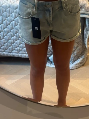 Jättesnygga lågmidjade shorts från LTB!! - Jättesnygga shorts som passar perfekt till allt. De är lågmidjade och korta, jag säljer dem då de är väldigt stora på mig. Storleken är XS men de är stora i storleken skulle jag skulle säga att den passar Skanske till och med M. Pris går alltid att diskutera!! HAR OCKSÅ SAMMA I MÖRK BLÅ
