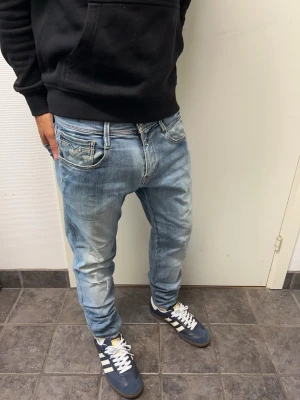 Replay Anbass jeans - Snygga ljusblå jeans från Replay. Modell Anbass. Bra skick. De har en slitning vid höger knä. A=40CM B=93CM C=15CM. Modellen är 173cm, 64kg. Pris kan diskuteras!