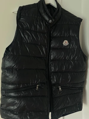 Moncler väst - jättesnygg har en liten defekt som syns på sisya bilden, tyvär inget kvitto men köpt på NK storlek 4