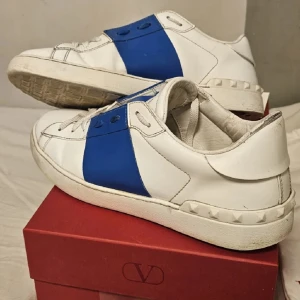 Valentino open  - Valentino opens skor,  5/10 skick. Då dom har öppnats lite men de går att fixa. Allt Og finns och följer med! De bara att skriva vid funderingar. 