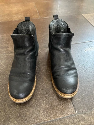 Svarta fodrade Chelsea boots - Fina skor med länder som knappt är använda och är därav i ett mycket bra skick