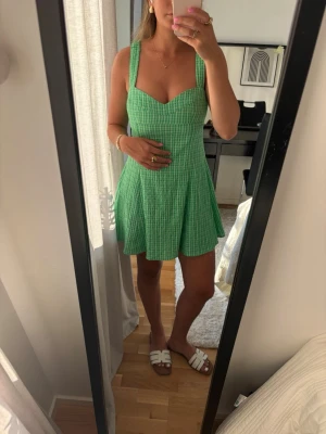 Kort klänning - Säljer denna superfina helt nya klänningen från Zara. Prislappen kvar!🥰