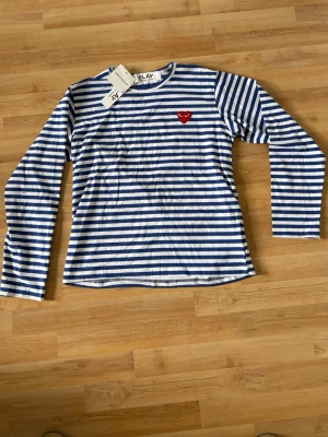 CDG longsleeve - Säljer denna CDG longsleeven som är helt ny.  Nypris är runt 1500 och jag säljer för endast 799 för jag bara vill ha den såld.  Priset kan diskuteras med snabba affär.