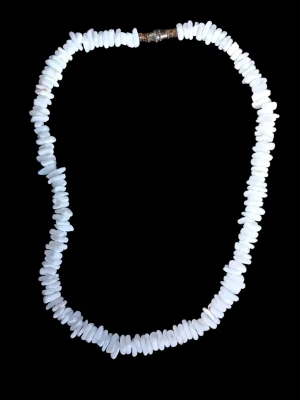 Vitt puka-snäckhalsband  -  Vitt puka-snäckhalsband med oregelbundna pärlor som ger en cool och unik look. 41 cm långt.Några av snäckor är delvis orange. Halsbandet har ett skruvspänne i metall och pärlorna är staplade tätt för en chunky känsla. Perfekt för dig som gillar statement-smycken och vill sticka ut lite extra.