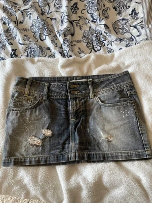 Jeans mini kjol - Säljer denna kjolen för att den inte passar mig, den är vintage så därför kan jag inte säga så mycket om den, däremot är den i väldigt bra skick💕😊